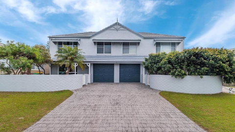 RED Rock - Townhouse In Town - Accommodation Redcliffe 0