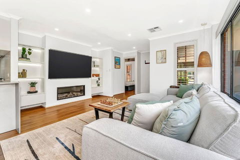 Redbrick Retreat - Generous Coastal Escape - Accommodation Redcliffe 1