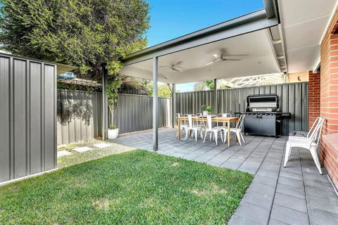 Redbrick Retreat - Generous Coastal Escape - Accommodation Redcliffe 3