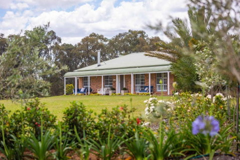 Redims Hill Cottage - Accommodation Redcliffe 0