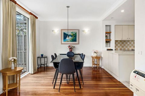 Refreshing Valley Escape - Accommodation Redcliffe 2
