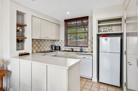 Refreshing Valley Escape - Accommodation Redcliffe 3