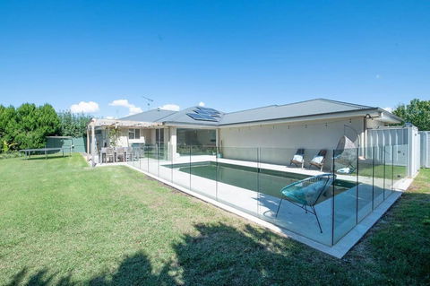 Regand Retreat - Luxurious Family Home, Pool - Accommodation Redcliffe 2