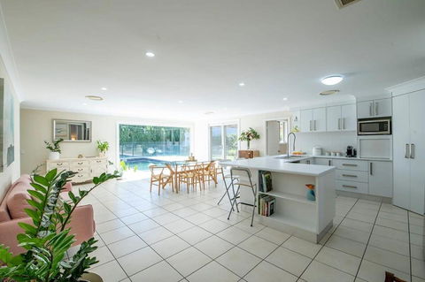 Regand Retreat - Luxurious Family Home, Pool - Accommodation Redcliffe 3