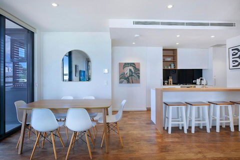 Regatta Hideaway - A Breezy Balcony Residence - Accommodation Redcliffe 2