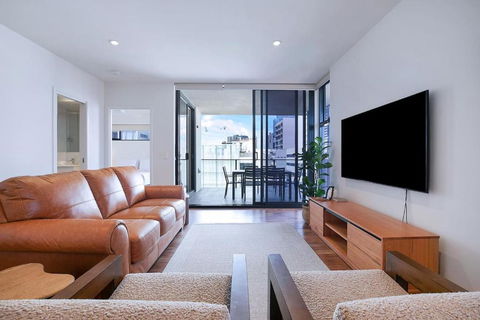 Regatta Hideaway - A Breezy Balcony Residence - Accommodation Redcliffe 0