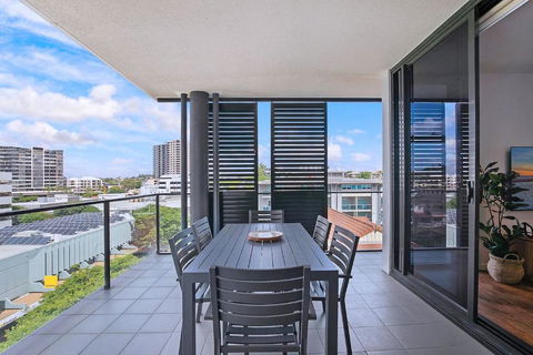 Regatta Hideaway - A Breezy Balcony Residence - Accommodation Redcliffe 1
