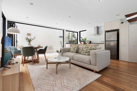 Relaxed Beachside Townhouse - Accommodation Redcliffe 0
