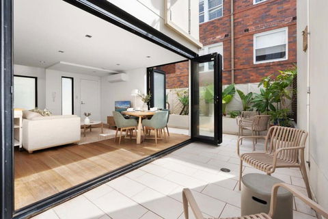 Relaxed Beachside Townhouse - Accommodation Redcliffe 2