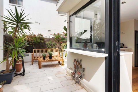 Relaxed Beachside Townhouse - Accommodation Redcliffe 3
