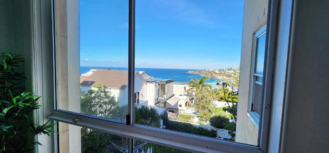 Relaxed Coastal Living With Fantastic Sea Views - Accommodation Redcliffe 1