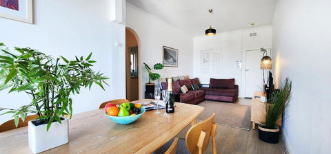 Relaxed Coastal Living With Fantastic Sea Views - Accommodation Redcliffe 2