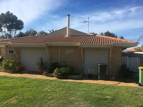 Relaxed Ocean View - Accommodation Redcliffe 0
