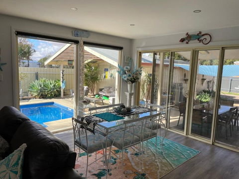 Resort On Morgan With Beautiful Private Pool, Pet Friendly - Accommodation Redcliffe 2