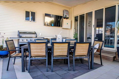 Resort On Morgan With Beautiful Private Pool, Pet Friendly - Accommodation Redcliffe 3
