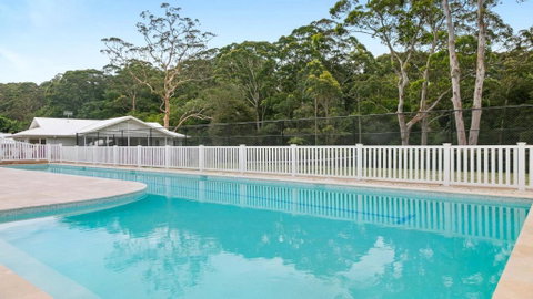 Resort Style Living With Pool, Tennis Court And Beach - Accommodation Redcliffe 1
