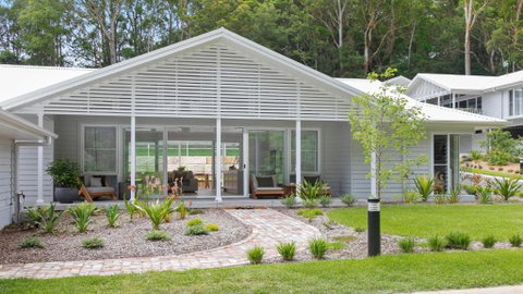 Resort Style Living With Pool, Tennis Court And Beach - Accommodation Redcliffe 3
