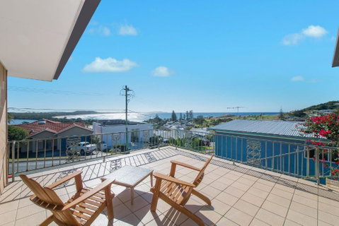 Retro Beach House - Accommodation Redcliffe 0