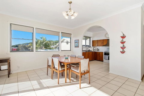 Retro Beach House - Accommodation Redcliffe 3