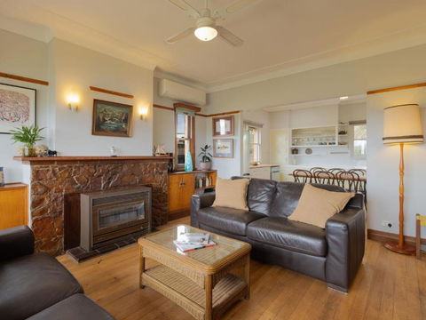 Retro Retreat - Accommodation Redcliffe 0