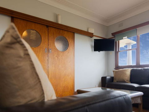 Retro Retreat - Accommodation Redcliffe 2