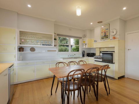 Retro Retreat - Accommodation Redcliffe 3