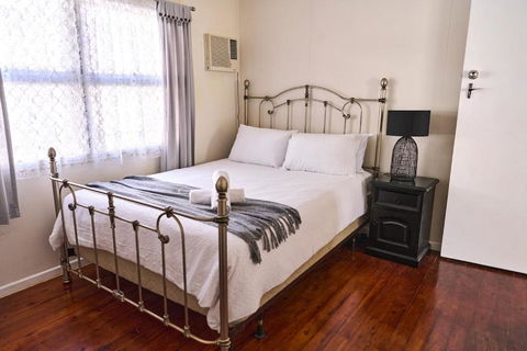 RetroRhapsody - Accommodation Redcliffe 2