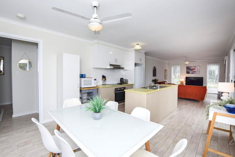 River Retreat - Accommodation Redcliffe 3