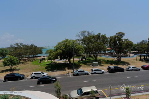 RIVERFRONT BREEZE @ The Cosmopolitan Unit10307 - Accommodation Redcliffe 2