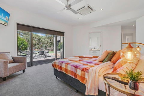 Riverlyne - Riverfront Holiday Home - Accommodation Redcliffe 3