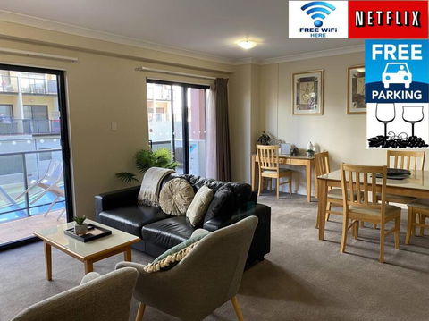 RIVERSIDE CITY VIEW PARKING NETFLIX WIFI WINE FREE - Accommodation Redcliffe 0