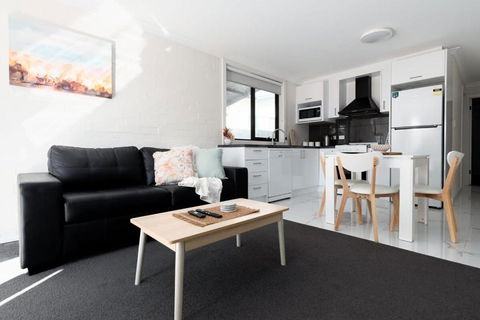 Riverside Gem With Parking And WiFi - Accommodation Redcliffe 0