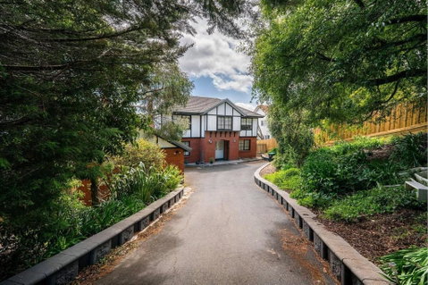 Riveting House With Incredible Water-view At SandyBay - Accommodation Redcliffe 0