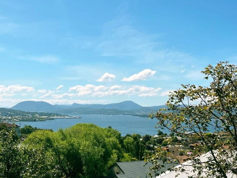 Riveting House With Incredible Water-view At SandyBay - Accommodation Redcliffe 2