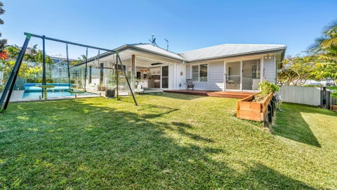 Riviera - Pool & Quick Walk To Centre - Accommodation Redcliffe 0