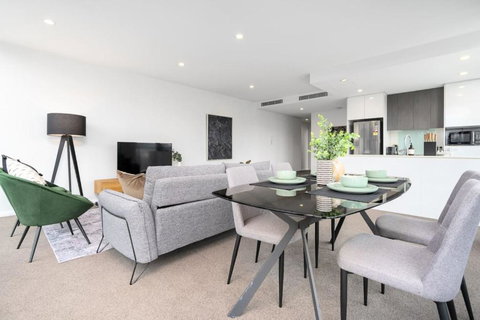 Roomy 2BR 2BA City-Centre Apt - Accommodation Redcliffe 1