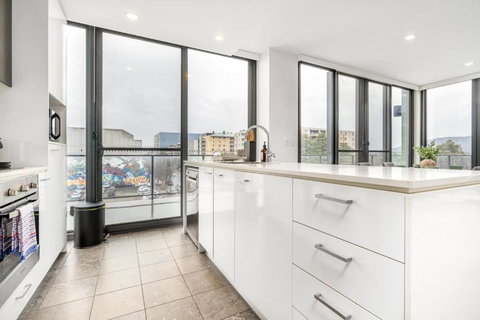 Roomy 2BR 2BA City-Centre Apt - Accommodation Redcliffe 2