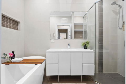 Room In Large Home 6 Min To CBD - Accommodation Redcliffe 3