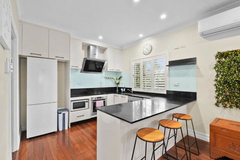 Room In Large Home 6 Min To CBD - Accommodation Redcliffe 2