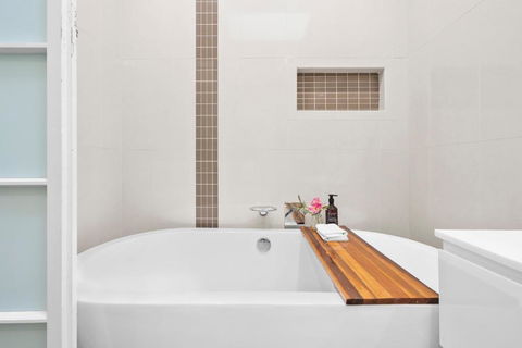 Room In Large Home 6 Min To CBD - Accommodation Redcliffe 1
