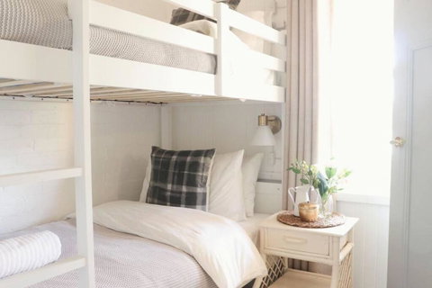 Rustic Chic 200 Metres From CBD - Accommodation Redcliffe 1