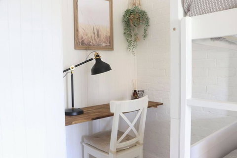 Rustic Chic 200 Metres From CBD - Accommodation Redcliffe 2