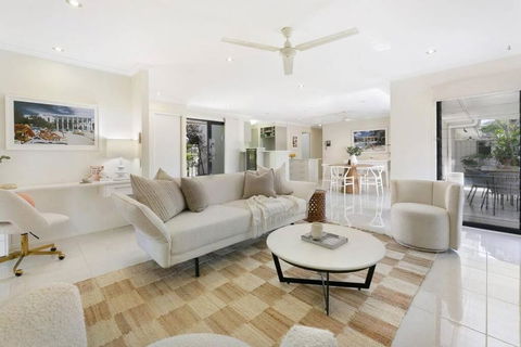 Riviera Road Miami - 4BRM Dual Villa - Accommodation Redcliffe 0