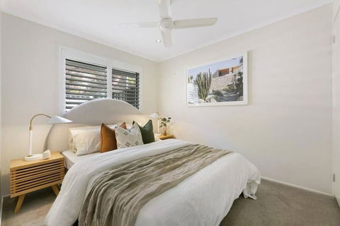 Riviera Road Miami - 4BRM Dual Villa - Accommodation Redcliffe 1