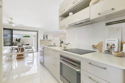 Riviera Road Miami - 4BRM Dual Villa - Accommodation Redcliffe 2