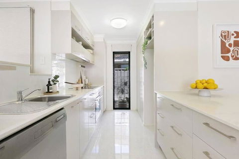 Riviera Road Miami - 4BRM Dual Villa - Accommodation Redcliffe 3