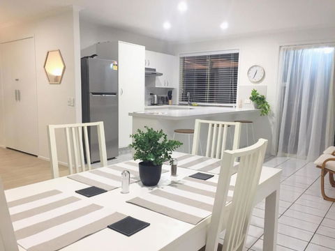 Robin Joy - Accommodation Redcliffe 0