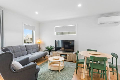 Rockpool Escape - A Coastal Refresh Near The Marina - Accommodation Redcliffe 1