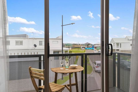 Rockpool Escape - A Coastal Refresh Near The Marina - Accommodation Redcliffe 2