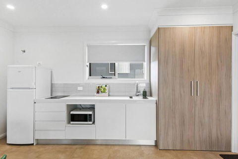 Rockpool Escape - A Coastal Refresh Near The Marina - Accommodation Redcliffe 3